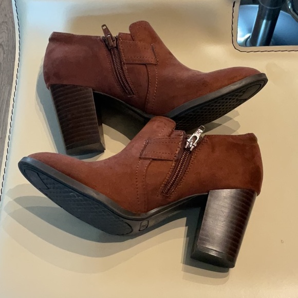 A2 Aerosoles Suede Wallflower Shooties . - Picture 5 of 8